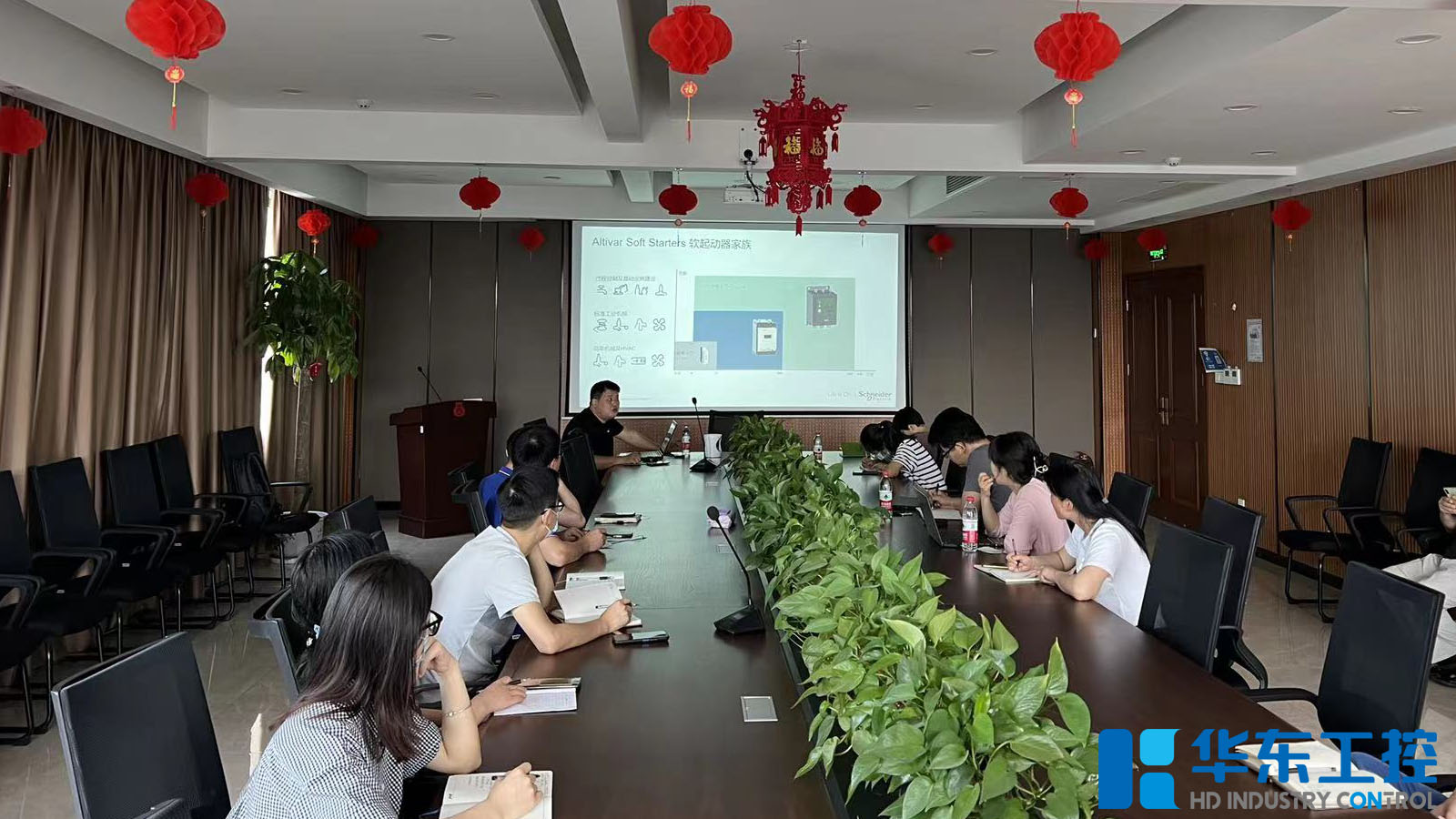 華東工控開展<i style='color:red'>施耐德</i>軟啟，觸摸屏技術及行業(yè)應用培訓