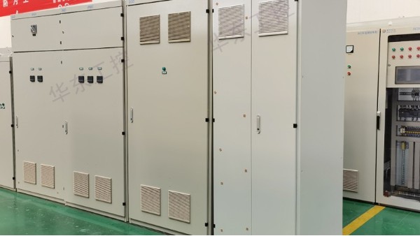 PLC控制柜廠家：以技術(shù)實(shí)力與深度定制，賦能千行百業(yè)