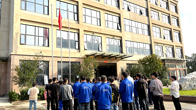 紅旗飄揚(yáng)迎國慶，凝心聚力譜新篇 | 華東工控隆重舉行慶祝新中國成立76周年升旗儀式