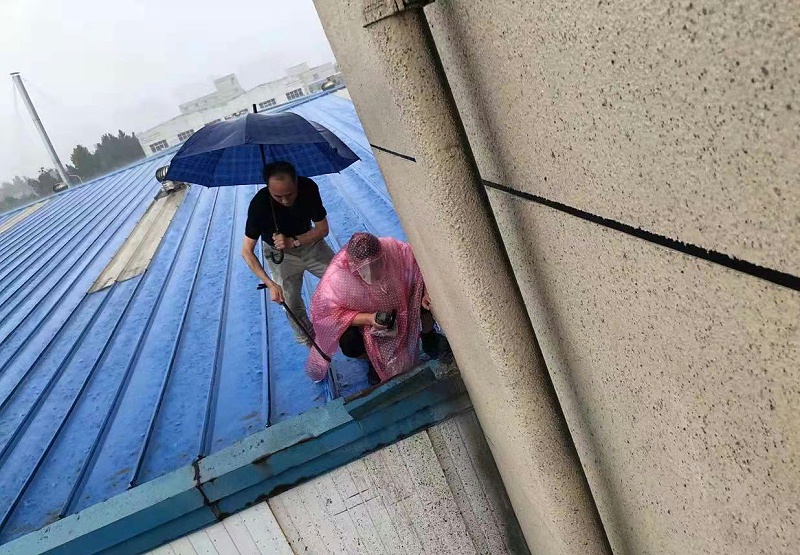 華東工控董事長(zhǎng)房頂查探